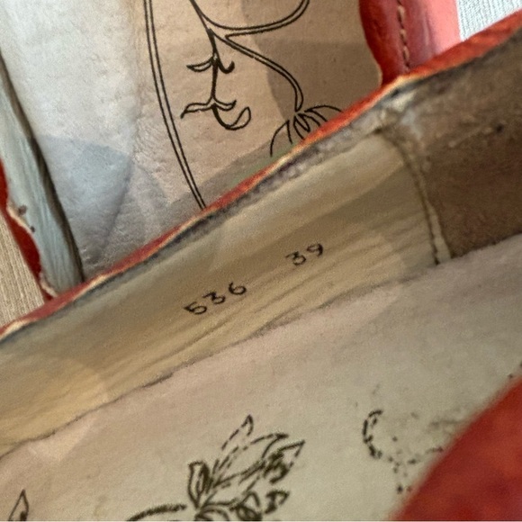 EL NATURALISTA Sz 39 Scalloped Edge Kitten Heel Leather Rubbed Sole Shoes - Picture 10 of 10